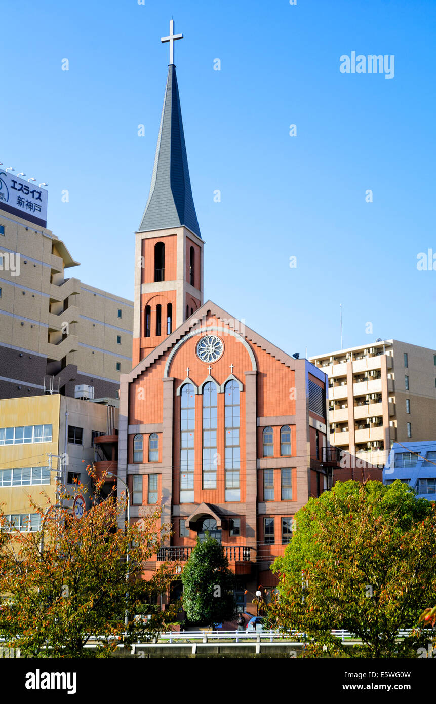 Il giapponese moderno chiesa o cappella per matrimoni con steeple: Kobe, Giappone Foto Stock