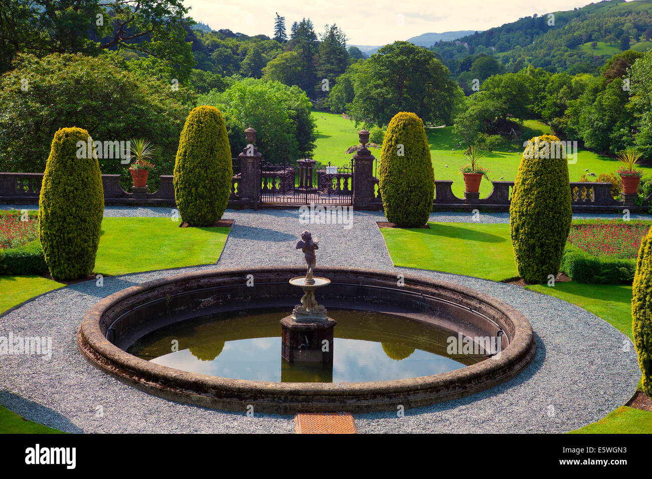 Piscina circolare in giardino formale a Rydal Hall Cumbria Regno Unito Foto Stock