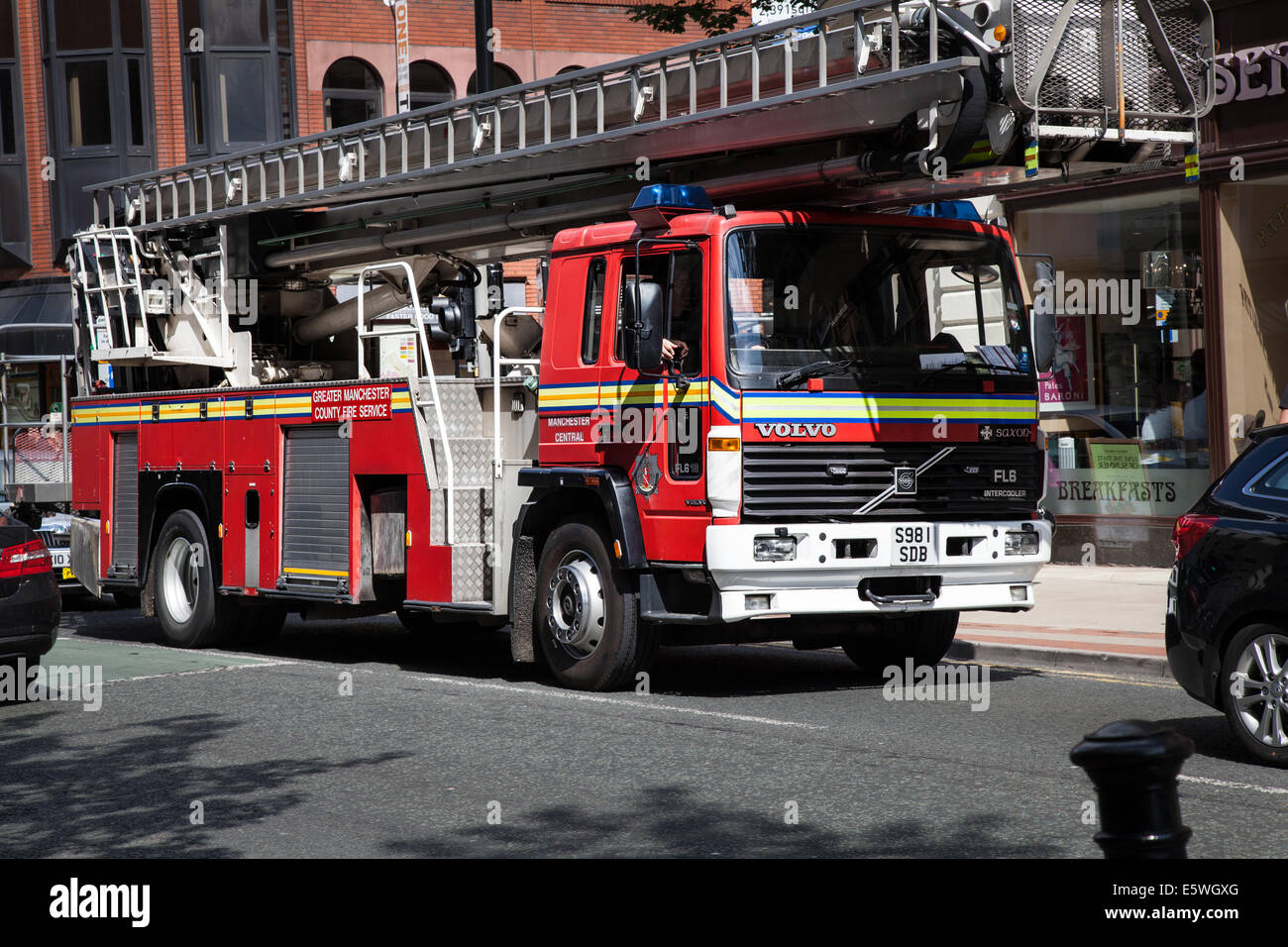 I vigili del fuoco, Manchester City Fire & Rescue, motori Volvo veicoli di Deansgate, Manchester, Regno Unito Foto Stock