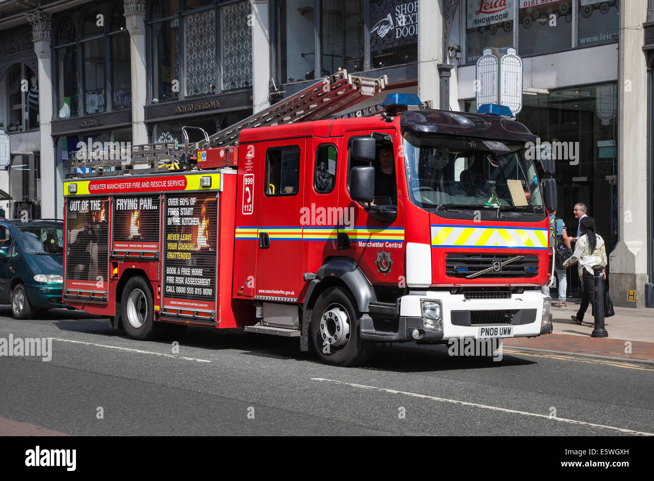I vigili del fuoco, Manchester City Fire & Rescue, motori Volvo veicoli di Deansgate, Manchester, Regno Unito Foto Stock