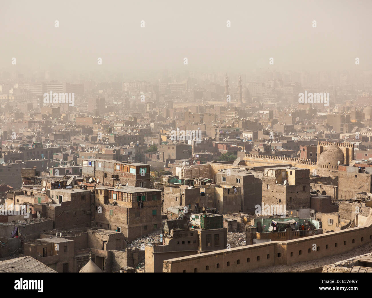 Il Cairo, Egitto - baraccopoli edifici nel centro cittadino del Cairo con forte inquinamento o smog Foto Stock