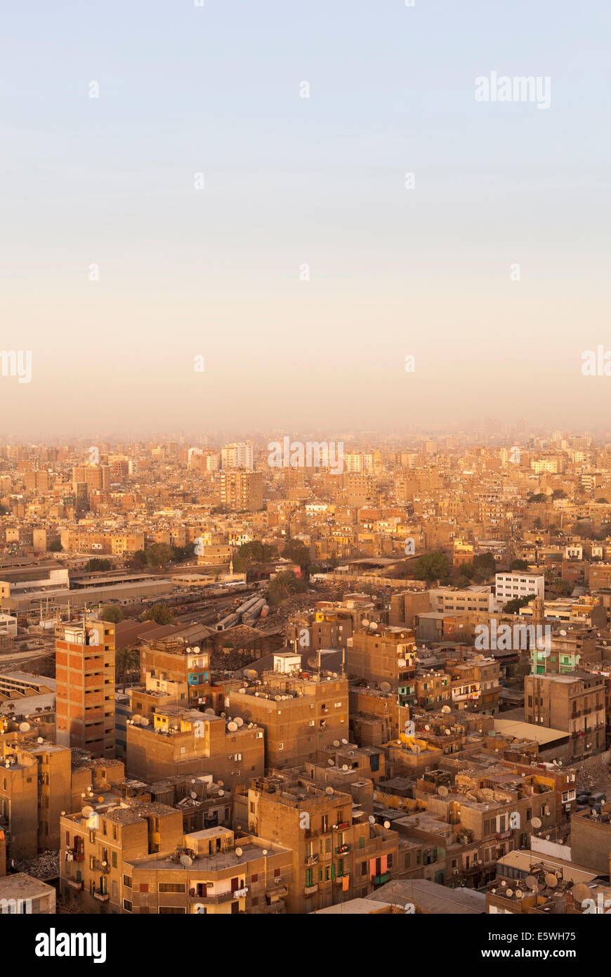 Tetti di baraccopoli edifici nel centro cittadino del Cairo, Egitto Foto Stock