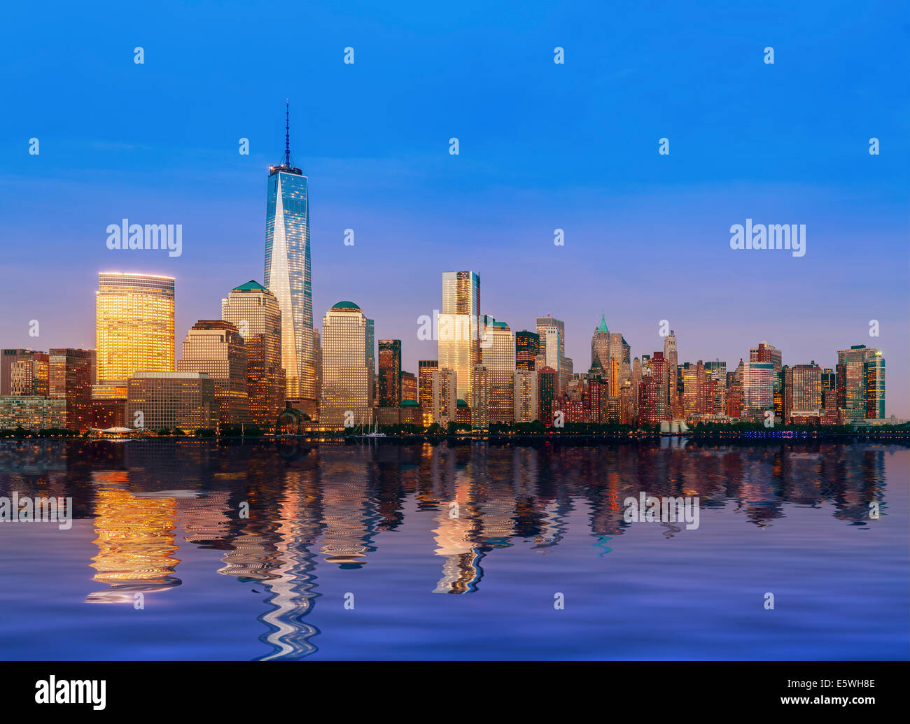 New York skyline di Manhattan, New York City, Stati Uniti d'America con blocco ufficio grattacieli al crepuscolo serale Foto Stock