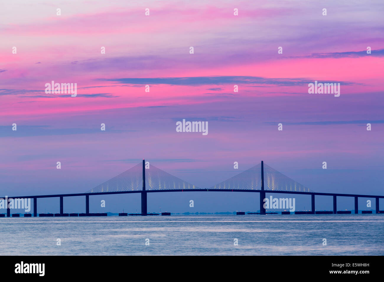 Sunrise oltre il Sunshine Skyway Bridge da St Petersburg, in Florida, Stati Uniti d'America su Tampa Bay. Foto Stock