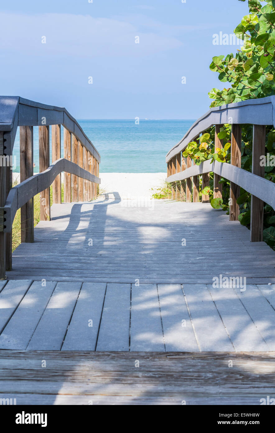 Passerella in legno all'oceano sulla spiaggia al tramonto, l'isola del tesoro, Florida, Golfo del Messico, STATI UNITI D'AMERICA Foto Stock