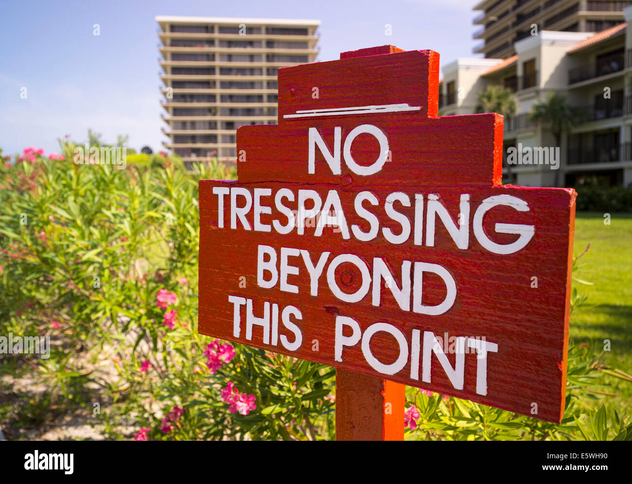 Nessun segno sconfinamenti di fronte giardini di fiori accanto a appartamenti privati da spiaggia in Florida, Stati Uniti d'America Foto Stock