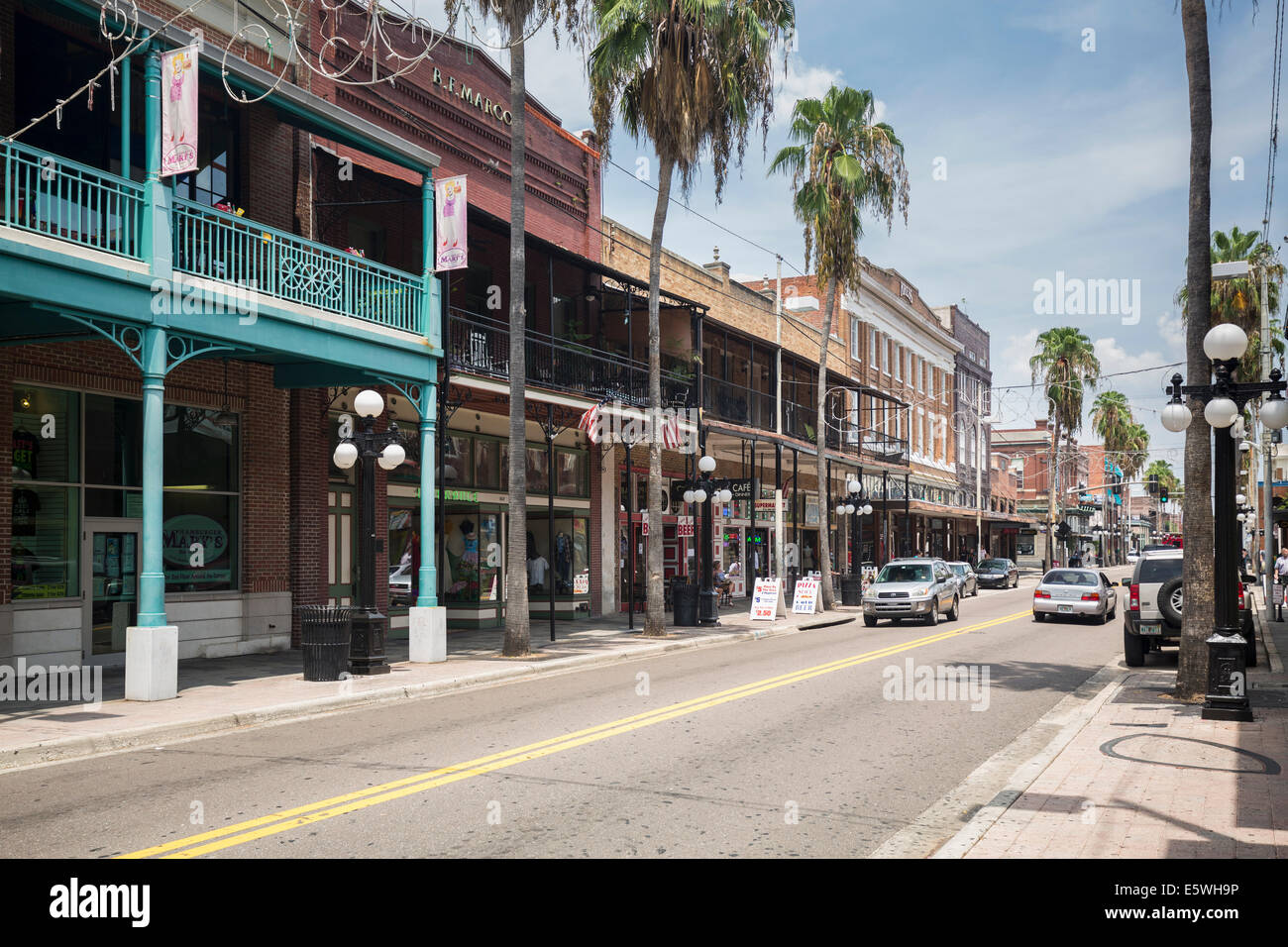 Negozi con balconi e turisti in Ybor City un vecchio quartiere storico a Tampa, Florida, Stati Uniti d'America Foto Stock