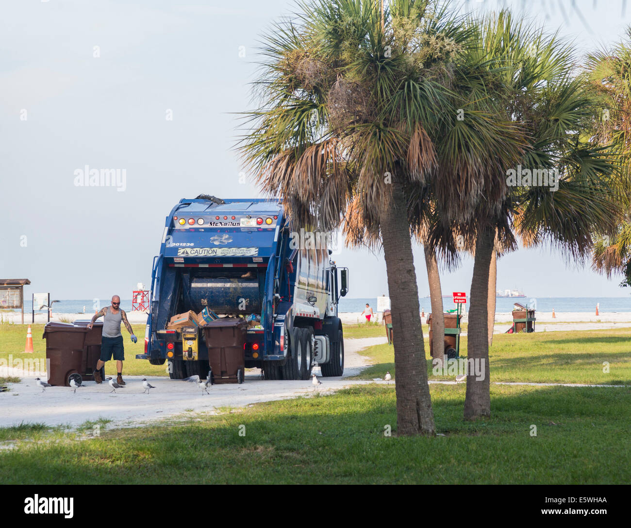 Raccolta di rifiuti a Fort De Soto county park, Florida, Stati Uniti d'America Foto Stock