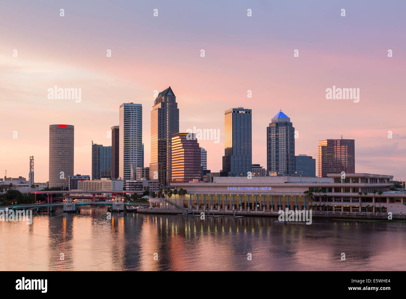 Tampa skyline della citta' al tramonto, Florida, Stati Uniti d'America - con il centro congressi sulla riva del fiume Foto Stock