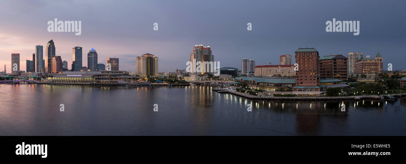 Tampa, Florida, Stati Uniti - skyline della città al crepuscolo - 2014 Foto Stock