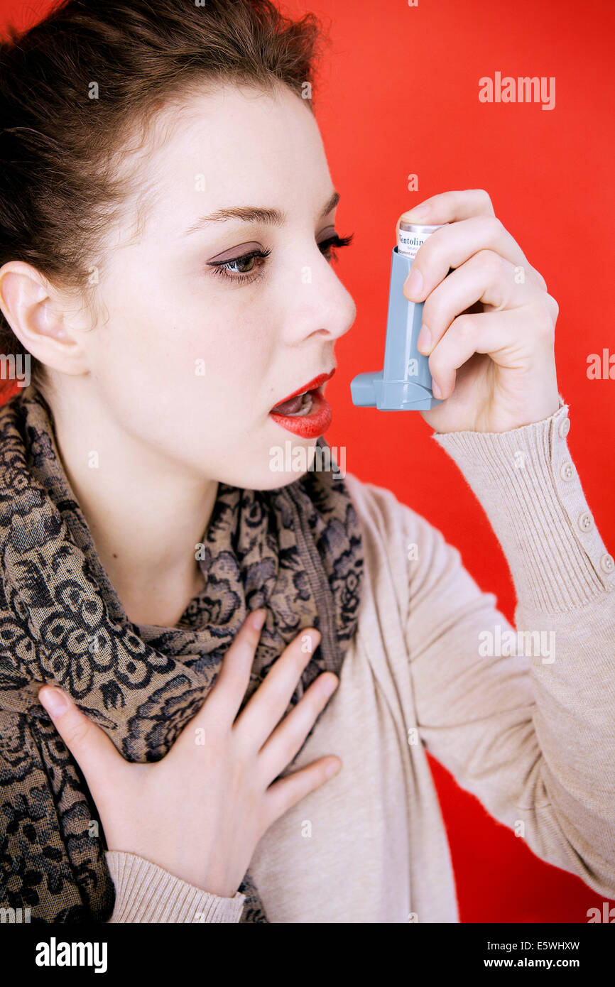 Il trattamento di asma, donna Foto Stock