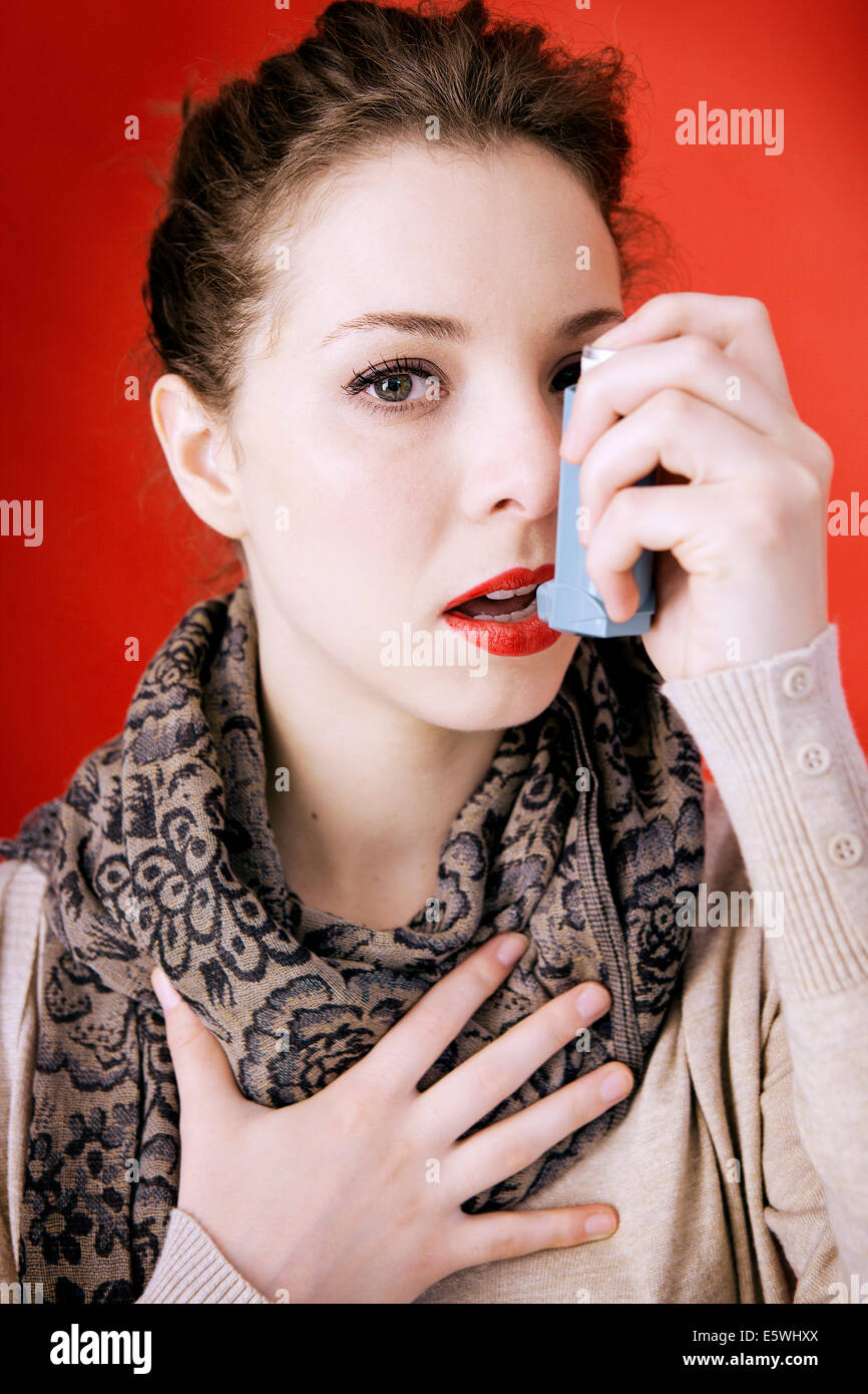 Il trattamento di asma, donna Foto Stock