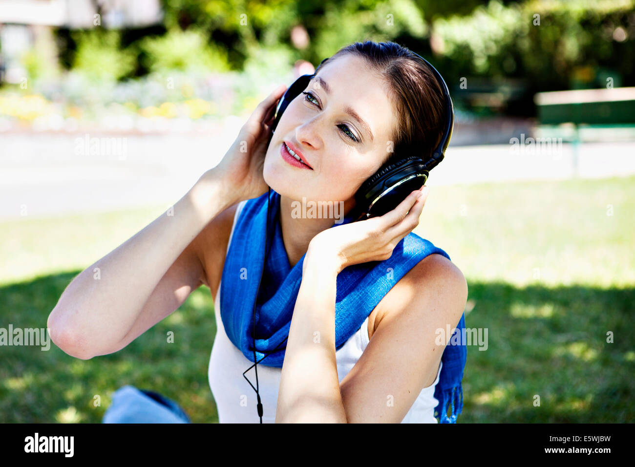 Donna l'ascolto di musica Foto Stock