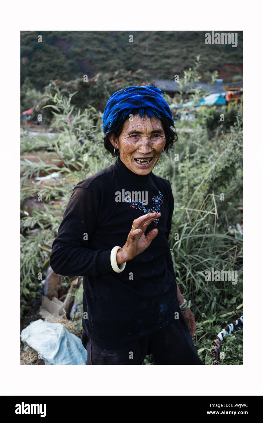 Luglio 29, 2014 - LIJIANG IN CINA-luglio 30: protrait del popolo Nakhi fotografo durante il viaggio a Lijiang, nella provincia dello Yunnan in Cina. © SIPA Asia/ZUMA filo/Alamy Live News Foto Stock