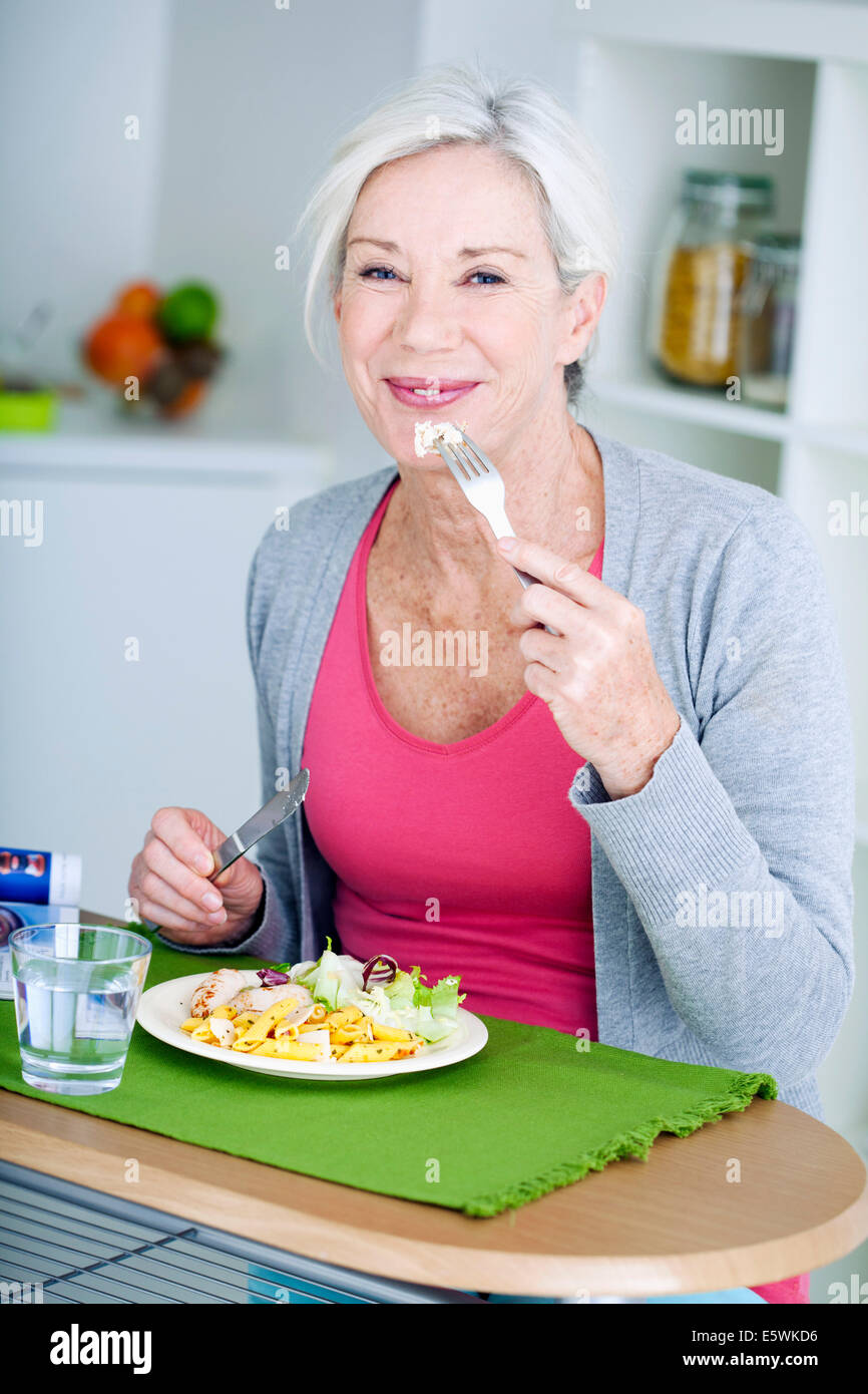 Gli anziani di mangiare un pasto Foto Stock