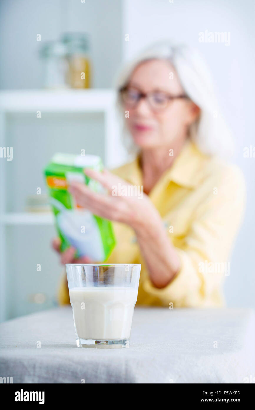 Persona anziana con bevanda fredda Foto Stock