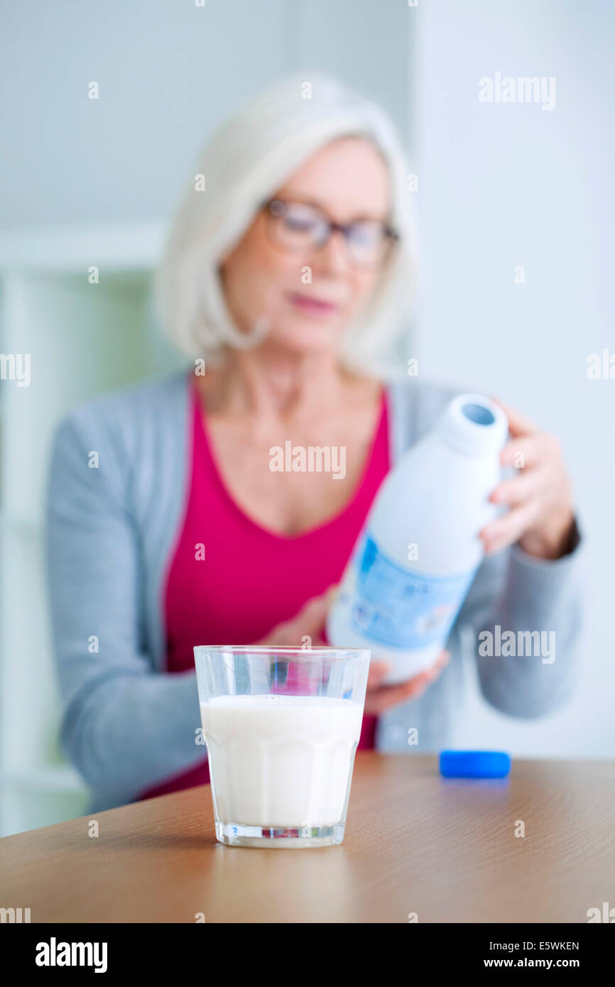 Persona anziana, prodotti lattiero-caseari Foto Stock