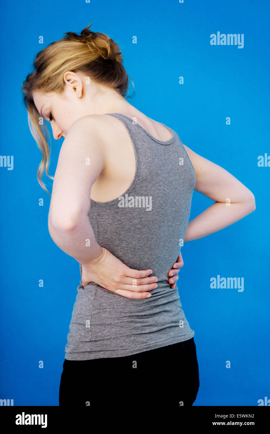 I dolori alla parte inferiore della schiena in una donna Foto Stock