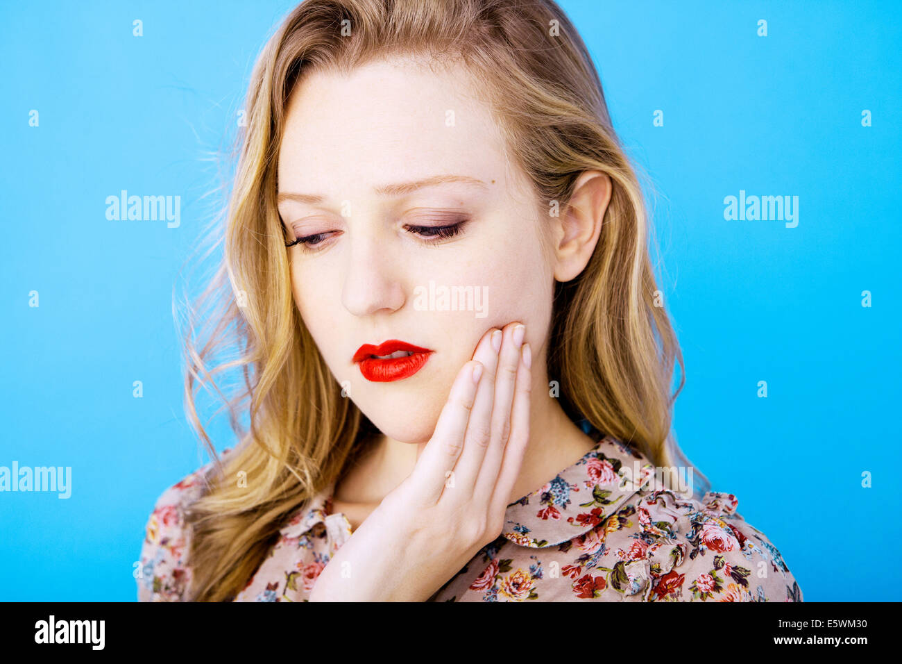 Una donna con il mal di denti Foto Stock