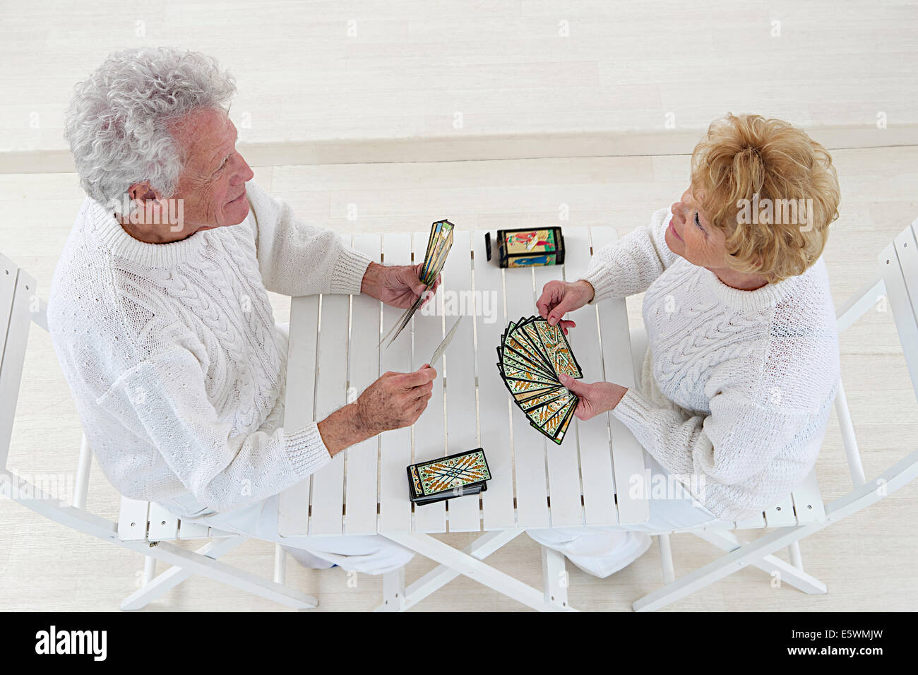 Gli anziani a giocare a carte Foto Stock