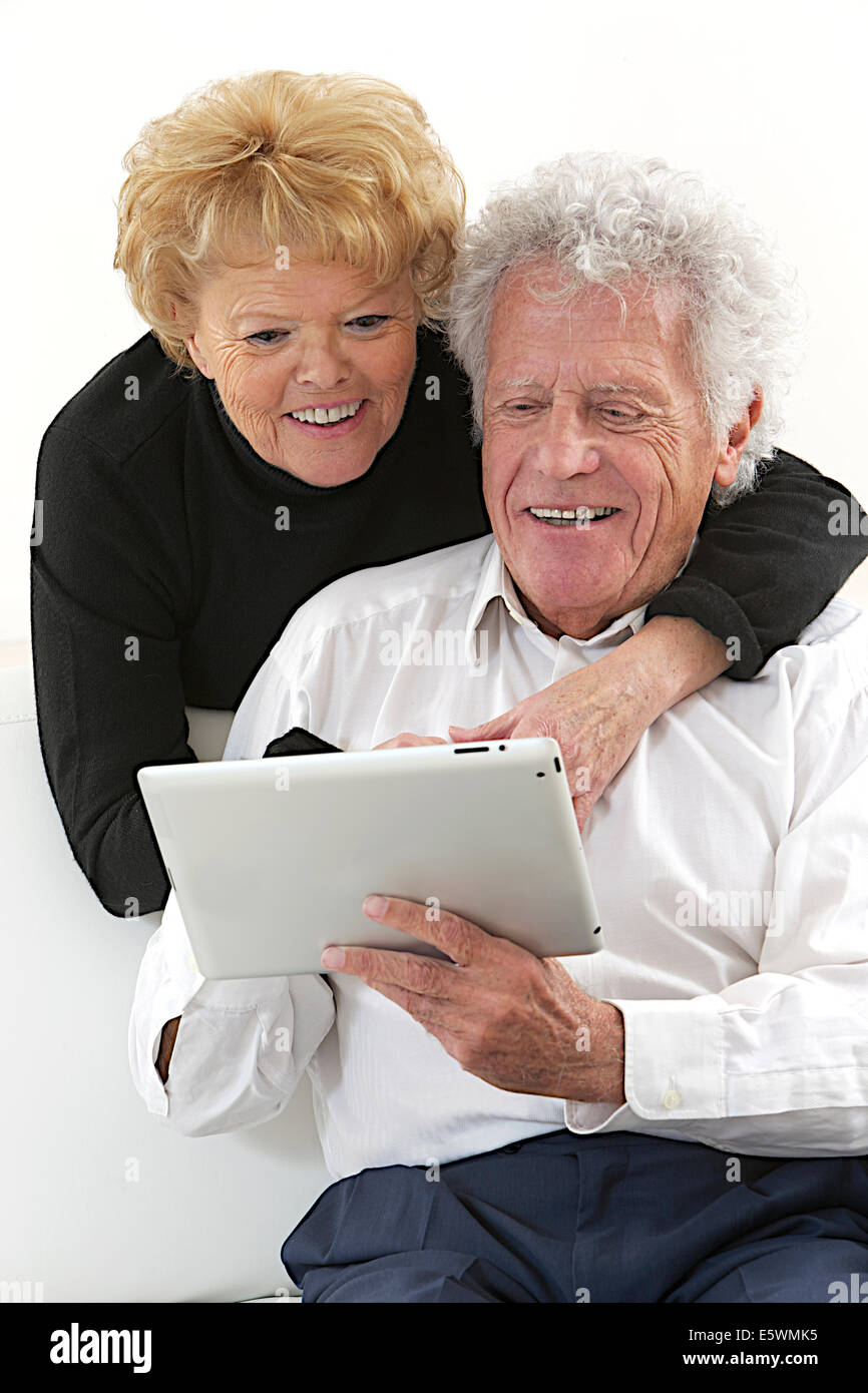 Persona anziana con la compressa Foto Stock
