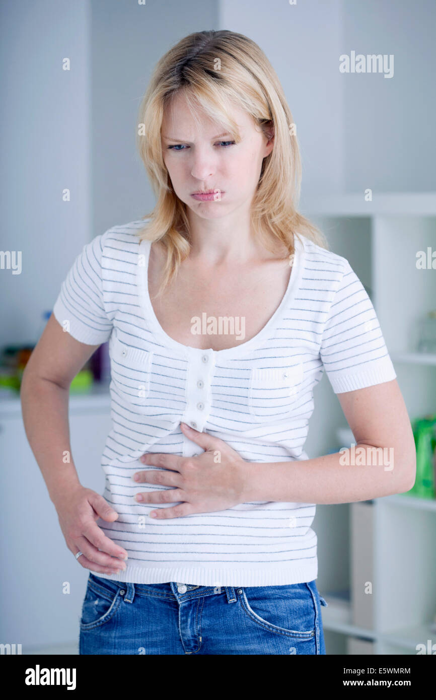 Dolore addominale di una donna Foto Stock