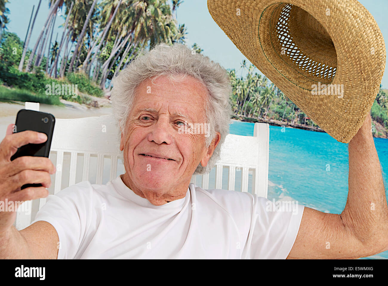 Persona anziana IN RIVA AL MARE Foto Stock