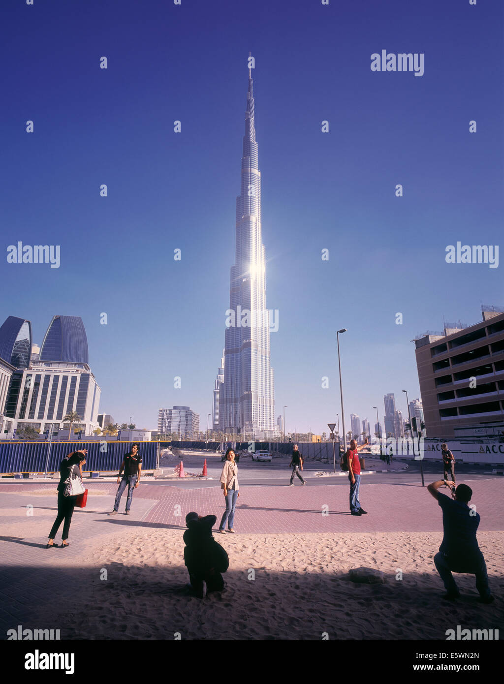 La gente le riprese di immagini di fronte al Burj Khalifa a Dubai, Emirati Arabi Uniti Foto Stock