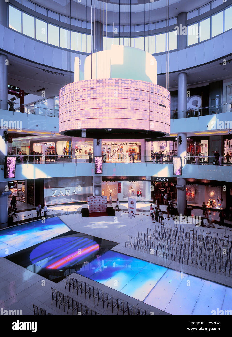 Circolare grande schermo LED presso il centro commerciale di Dubai, Emirati Arabi Uniti Foto Stock