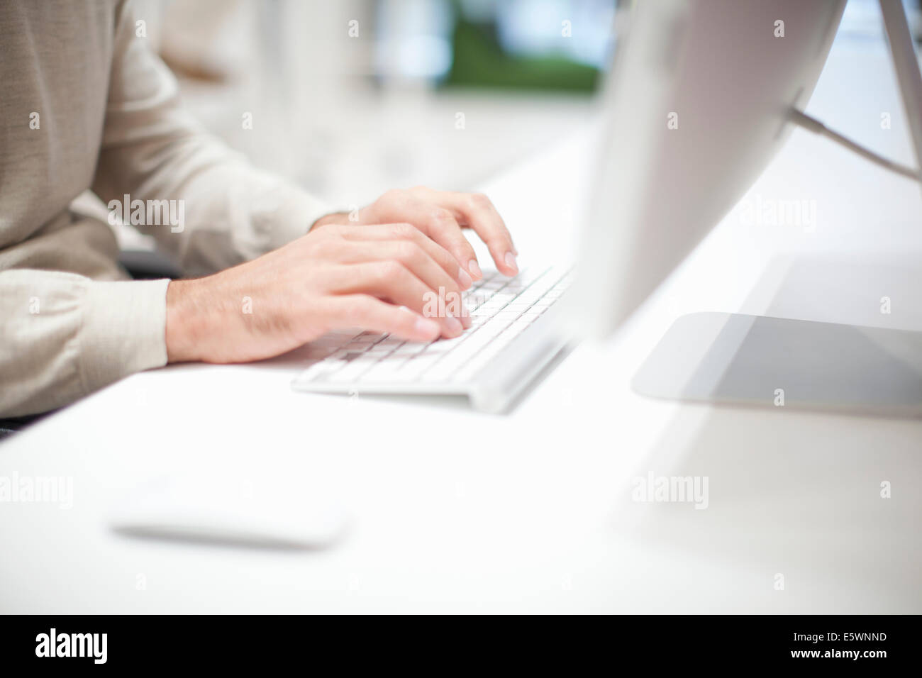 L'uomo utilizzando la tastiera del computer, chiudere fino Foto Stock