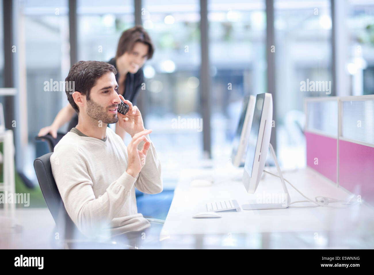 Maschio di lavoratore di ufficio sul telefono di rete fissa Foto Stock