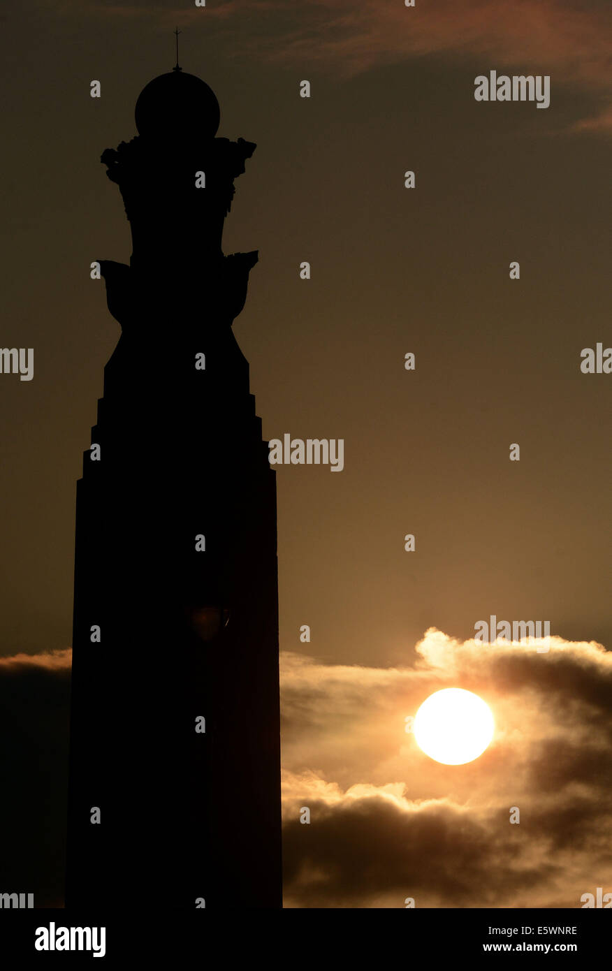 Il sole tramonta oltre il memoriale di guerra in Plymouth,Devon, Regno Unito Foto Stock