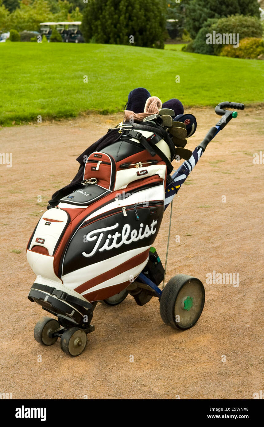 Titleist sacca da golf carrello, e club a Mottram Hall Campo da Golf,  Cheshire Foto stock - Alamy
