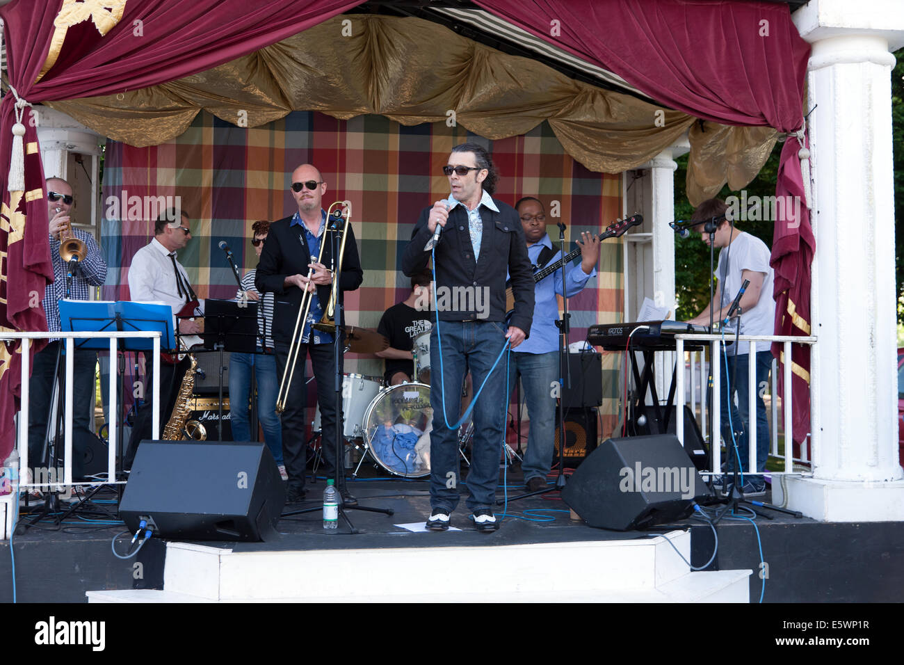 La Hit Men UK, del rivestimento del padiglione in corrispondenza di Brockley Max Festival su Campi collinosi Park, Lewisham. Foto Stock