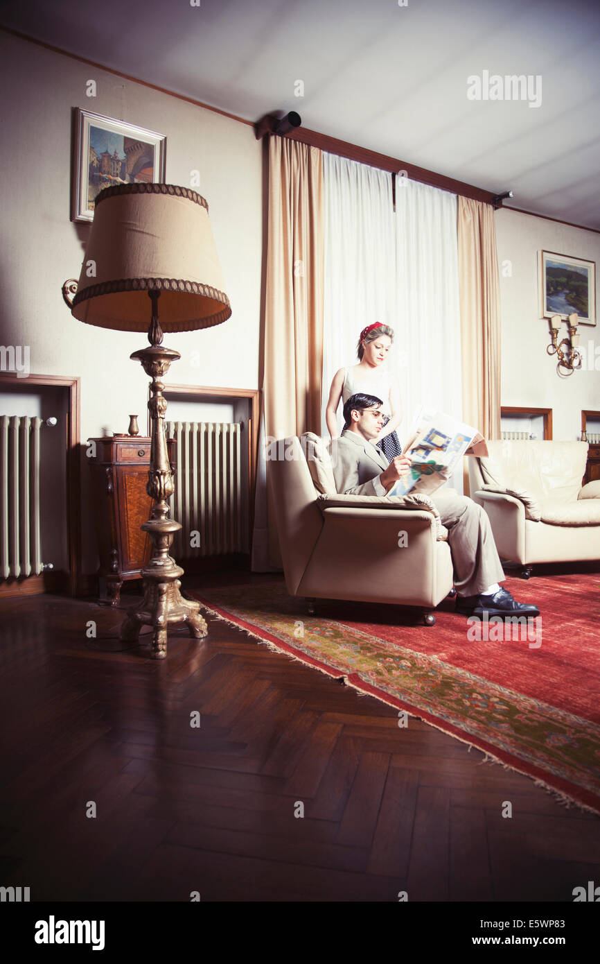 Ritratto di giovane coppia vintage in sala lettura giornali Foto Stock