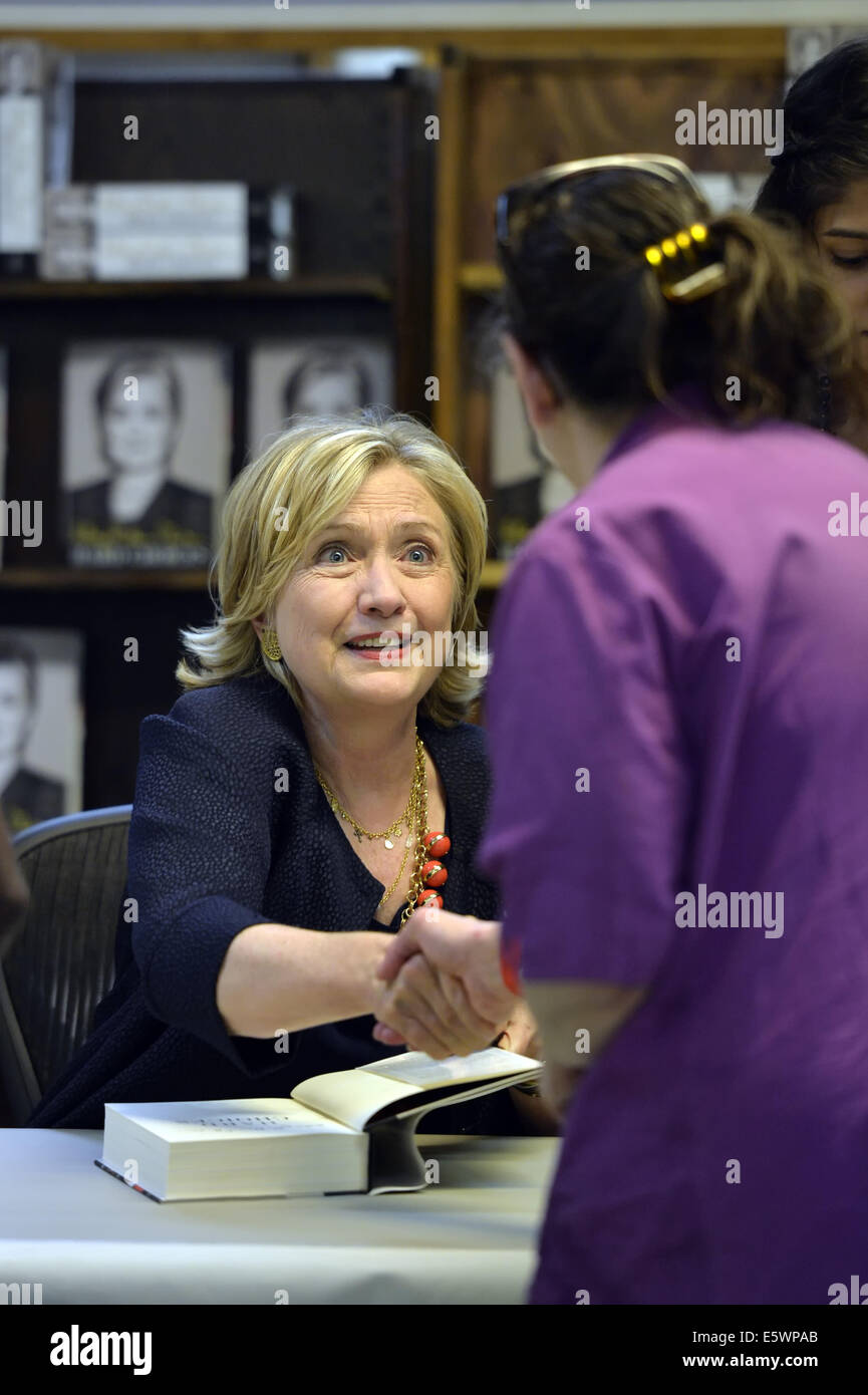 Huntington, New York, Stati Uniti d'America. Il 6 agosto, 2014. Hillary Rodham Clinton promuove il suo nuovo memoir, scelte difficili, in un libro firma evento al Libro Revue a Huntington, Long Island, durante un tour su tutto il territorio nazionale. Clinton del libro è circa i suoi quattro anni come America's 67th Segretario di Stato e di come esse influenzano la sua visione del futuro. Credito: Ann Parry/ZUMA filo/Alamy Live News Foto Stock