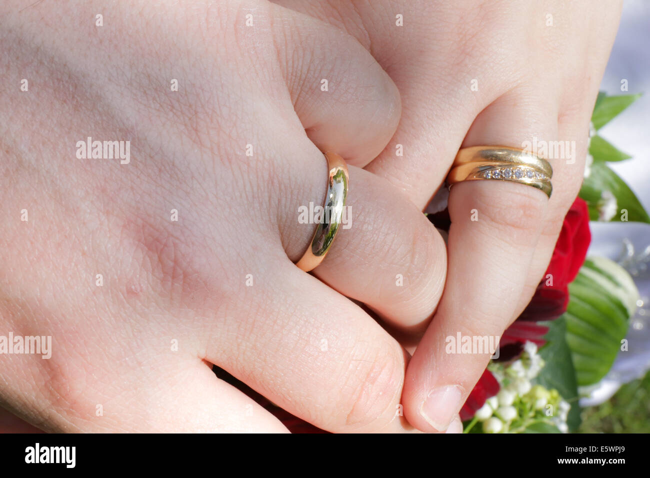 Gli sposi si tengono per mano Foto Stock