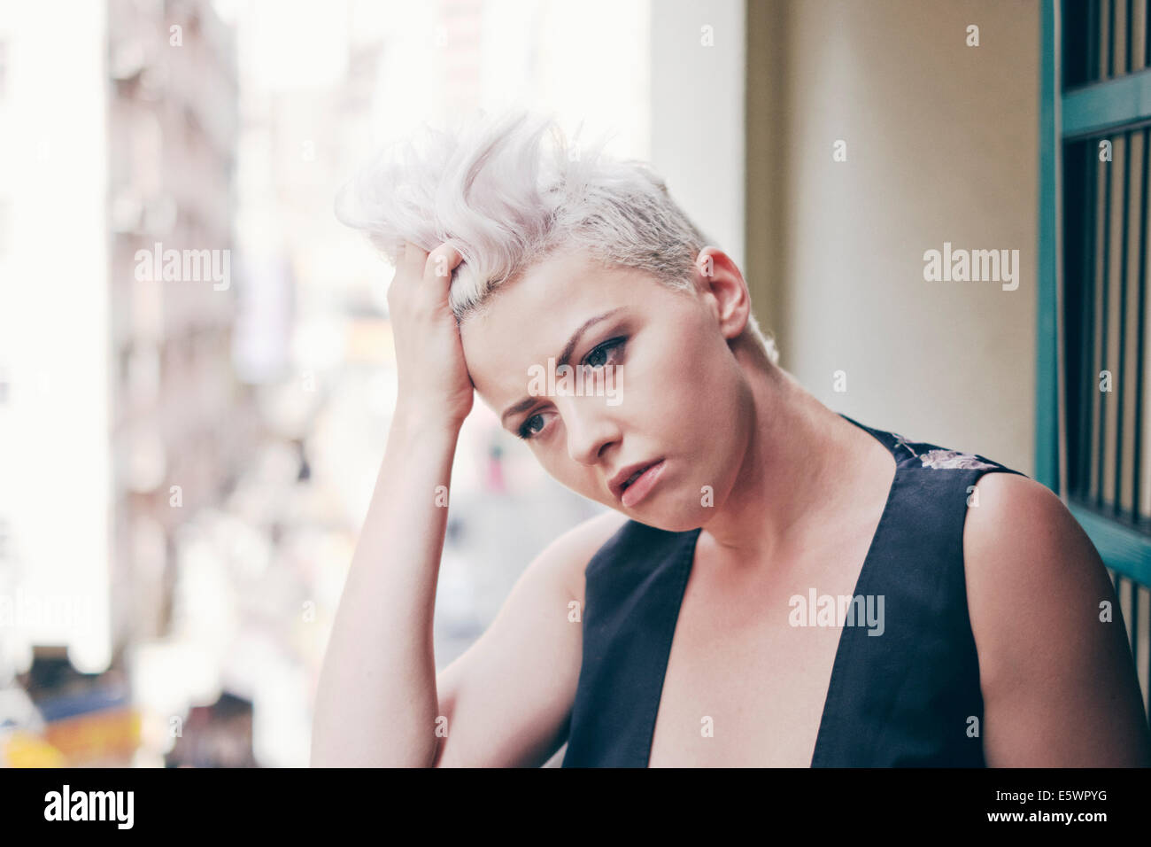 Ritratto di un ansioso giovane donna su Appartamento balcone Foto Stock