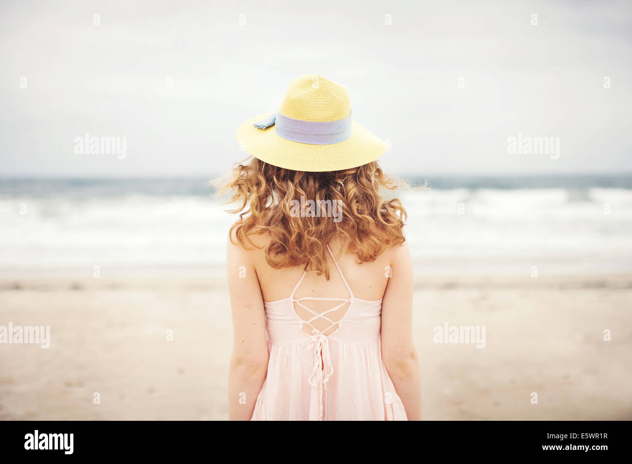 Vista posteriore della ragazza adolescente in piedi di fronte a mare, Hampton, New Hampshire, STATI UNITI D'AMERICA Foto Stock