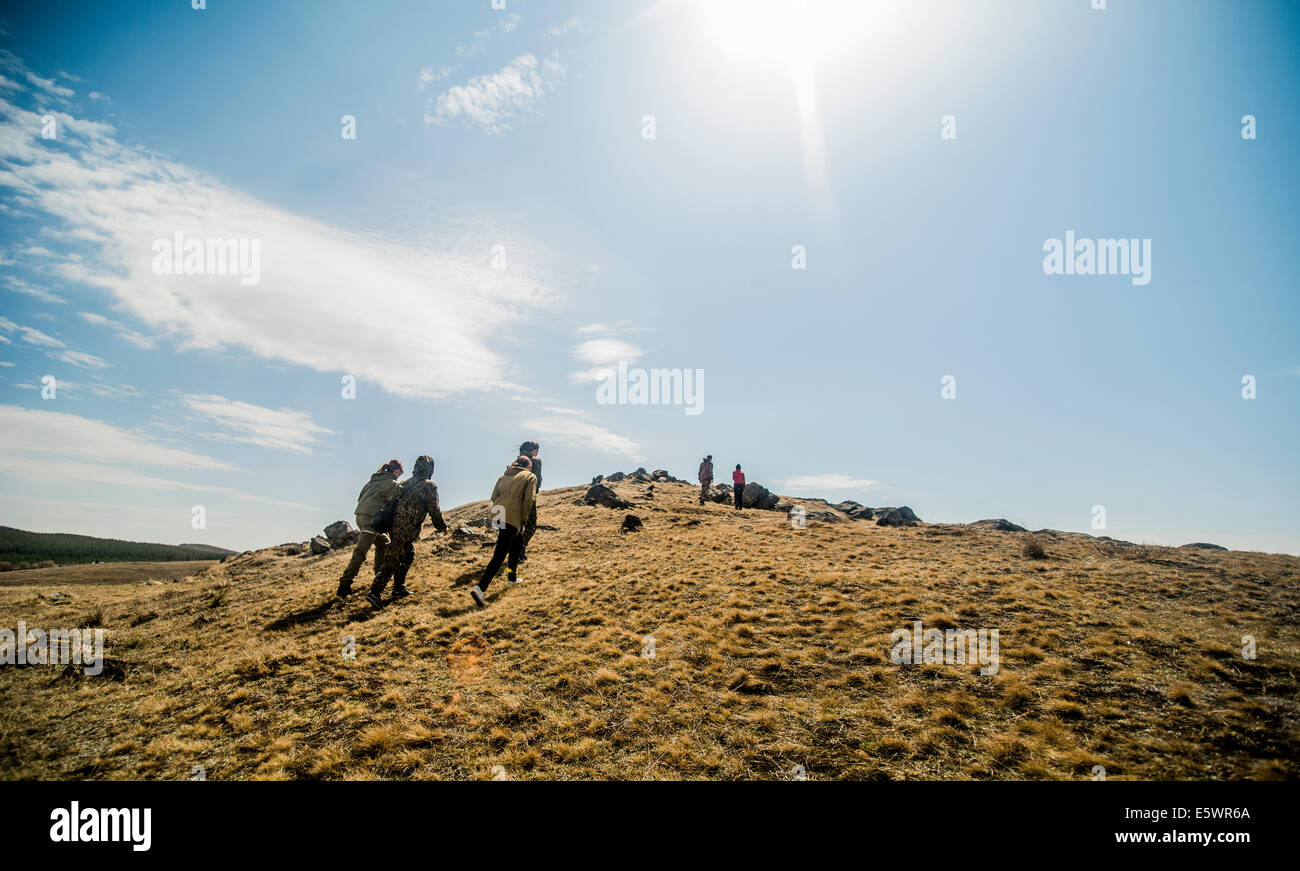 Un gruppo di sei giovani adulti escursioni in montagna Foto Stock