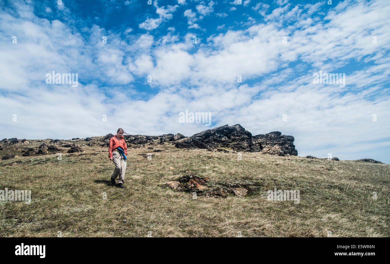 Giovane donna adulta escursioni in montagna Foto Stock