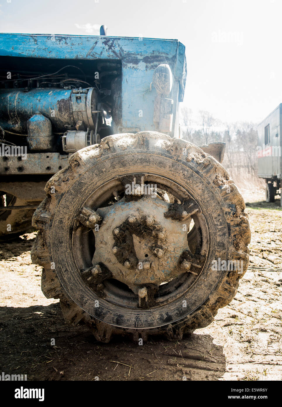 Chiusura del vecchio trattore rustico in cortile Foto Stock