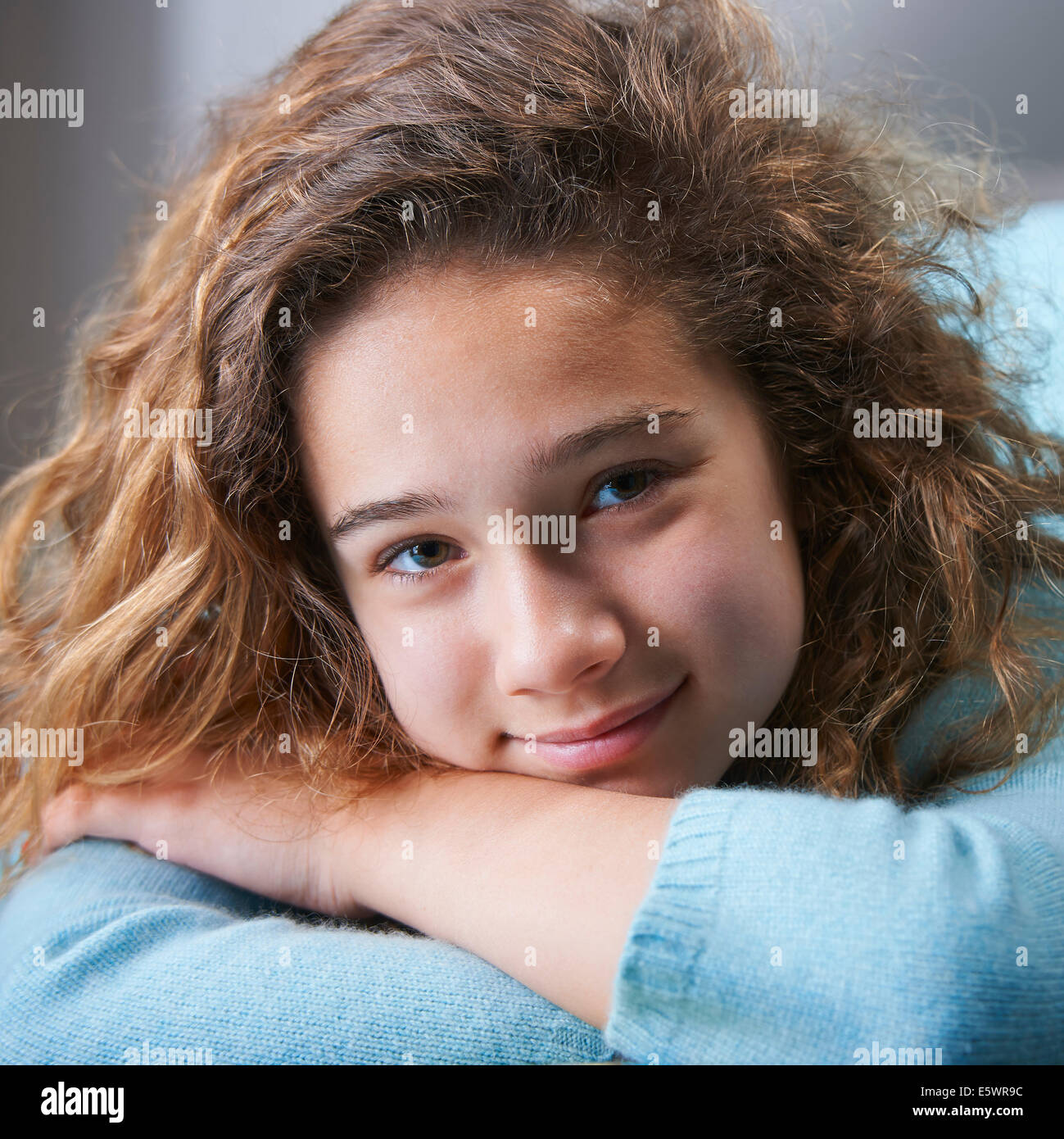 Ragazza giovane con capelli castani ,sorridente, ritratto Foto Stock