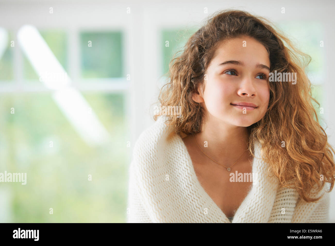 Ragazza giovane con capelli castani ,sorridente, ritratto Foto Stock
