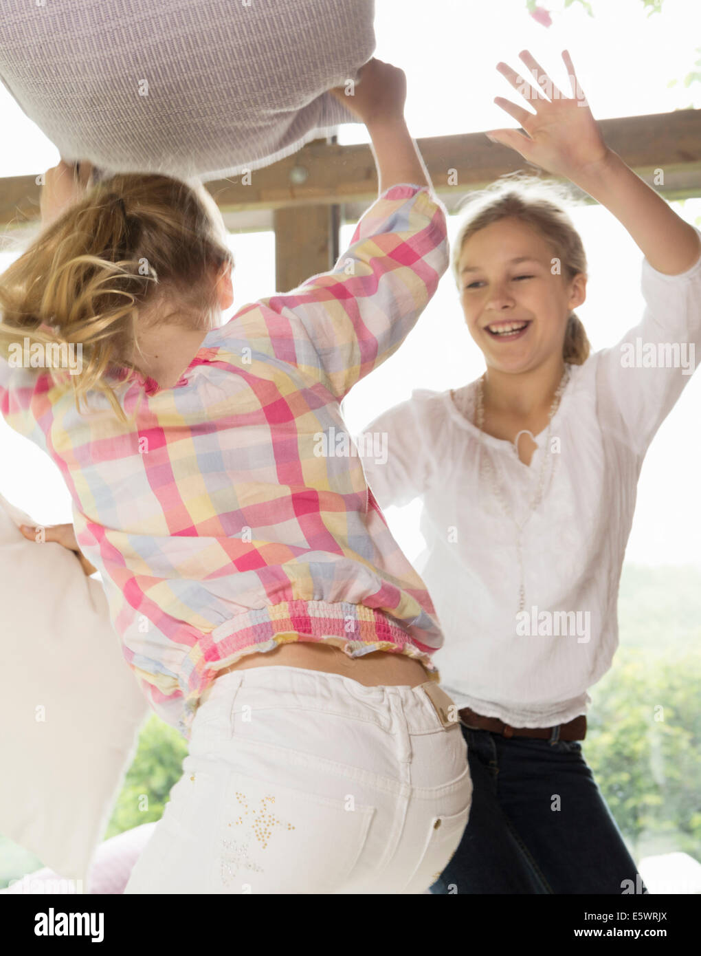 Due sorelle di lotta a cuscino Foto Stock