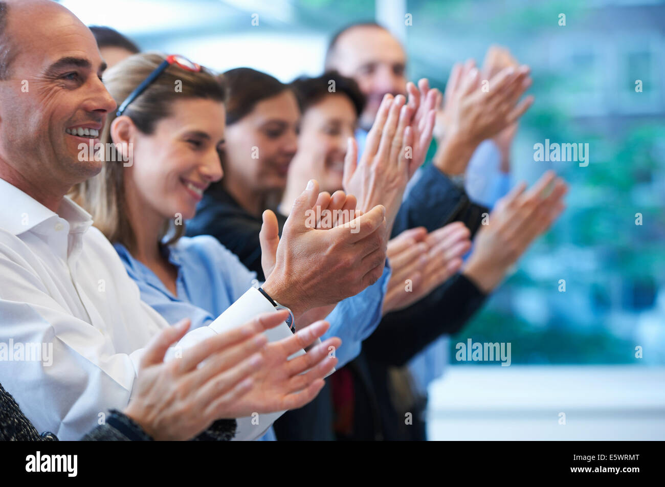 Gruppo di persone che applaudono Foto Stock