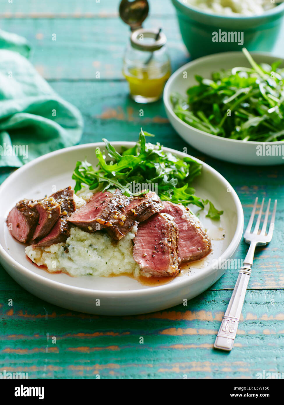 Piatto di agnello con cavolfiore, pera e mescolanza di menta Foto Stock