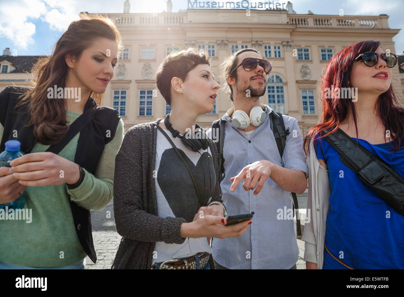 Un gruppo di giovani adulti, visite turistiche Foto Stock