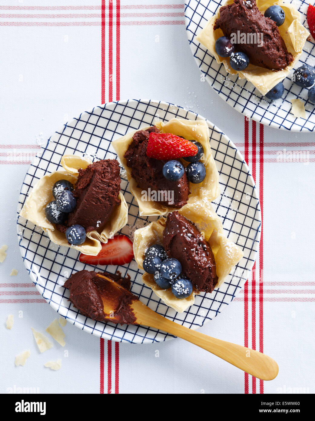 Piastre di cioccolato fondente crostate con fragole e mirtilli Foto Stock