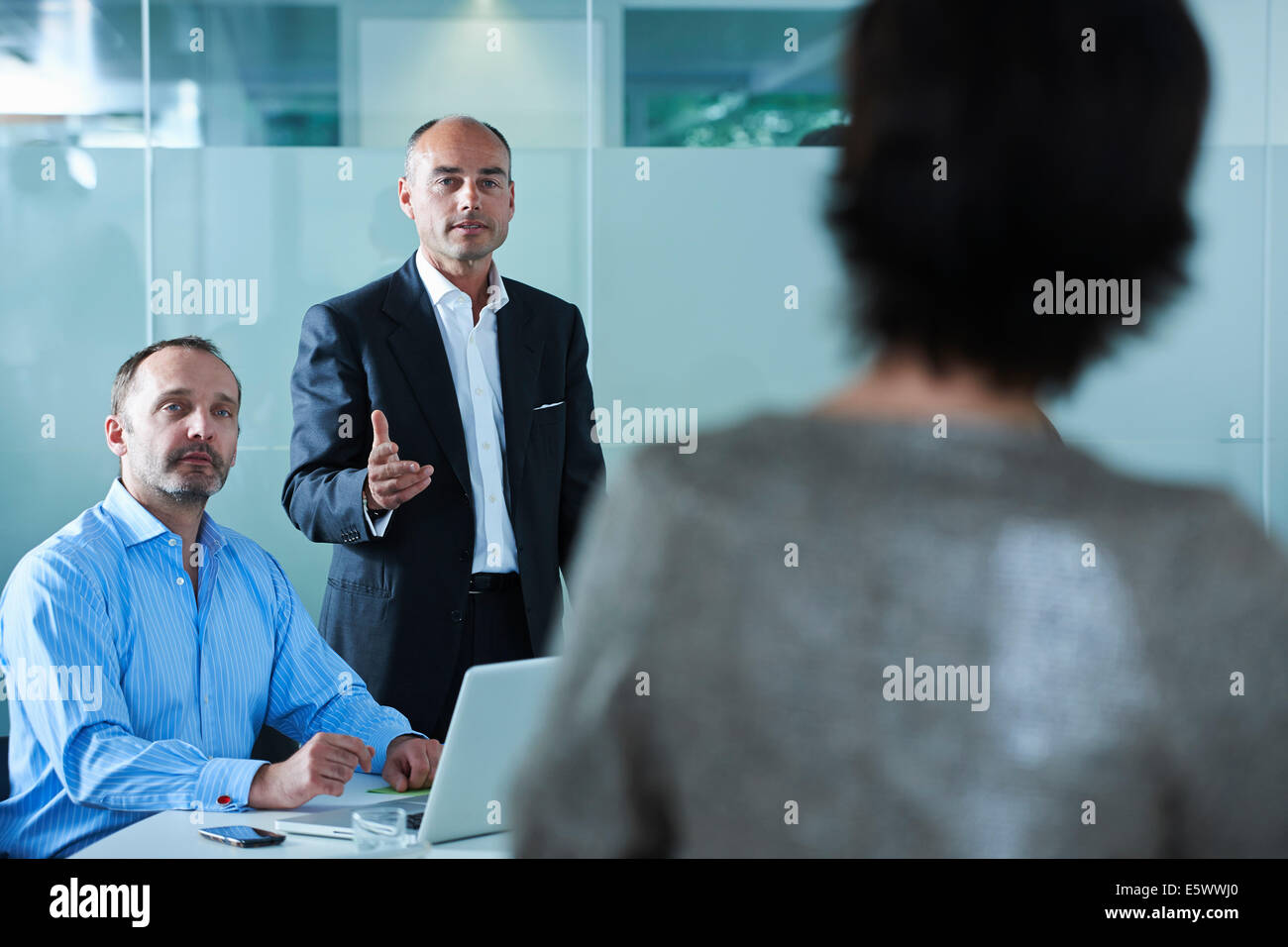 Uomini e donne d'affari discutendo su tavolo per riunioni Foto Stock